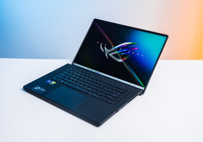 Cận cảnh ASUS ROG Zephyrus M16: Thiết kế mỏng nhẹ, cấu hình cực khủng với Intel Core i9 thế hệ 11 cùng GPU RTX 3070, giá 71.99 triệu đồng - Ảnh 9. Cận cảnh ASUS ROG Zephyrus M16: Thiết kế mỏng nhẹ, cấu hình cực khủng với Intel Core i9 thế hệ 11 cùng GPU RTX 3070, giá 71.99 triệu đồng - Ảnh 9.