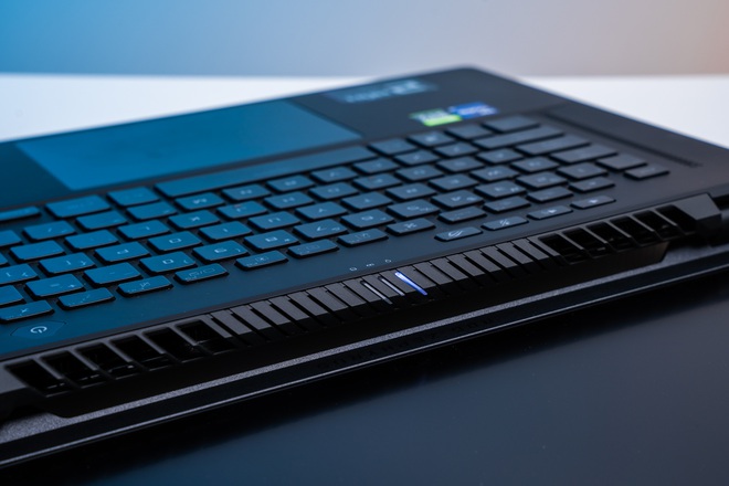 Cận cảnh ASUS ROG Zephyrus M16: Thiết kế mỏng nhẹ, cấu hình cực khủng với Intel Core i9 thế hệ 11 cùng GPU RTX 3070, giá 71.99 triệu đồng - Ảnh 14. Cận cảnh ASUS ROG Zephyrus M16: Thiết kế mỏng nhẹ, cấu hình cực khủng với Intel Core i9 thế hệ 11 cùng GPU RTX 3070, giá 71.99 triệu đồng - Ảnh 14.