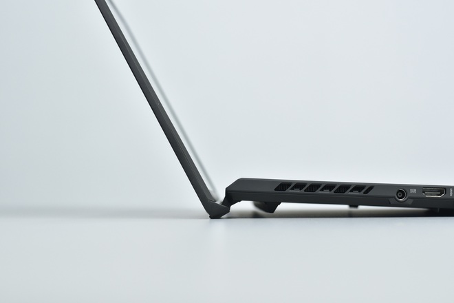 Cận cảnh ASUS ROG Zephyrus M16: Thiết kế mỏng nhẹ, cấu hình cực khủng với Intel Core i9 thế hệ 11 cùng GPU RTX 3070, giá 71.99 triệu đồng - Ảnh 5. Cận cảnh ASUS ROG Zephyrus M16: Thiết kế mỏng nhẹ, cấu hình cực khủng với Intel Core i9 thế hệ 11 cùng GPU RTX 3070, giá 71.99 triệu đồng - Ảnh 5.
