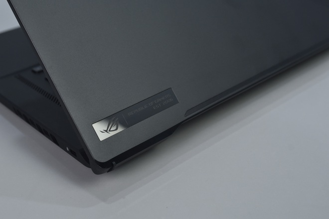 Cận cảnh ASUS ROG Zephyrus M16: Thiết kế mỏng nhẹ, cấu hình cực khủng với Intel Core i9 thế hệ 11 cùng GPU RTX 3070, giá 71.99 triệu đồng - Ảnh 1. Cận cảnh ASUS ROG Zephyrus M16: Thiết kế mỏng nhẹ, cấu hình cực khủng với Intel Core i9 thế hệ 11 cùng GPU RTX 3070, giá 71.99 triệu đồng - Ảnh 1.