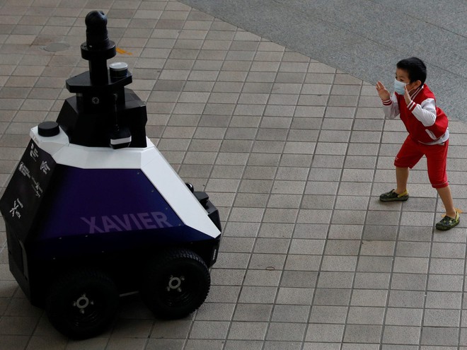 Singapore sử dụng robot để giám sát các hành vi không đúng mực tại nơi công cộng - Ảnh 2.