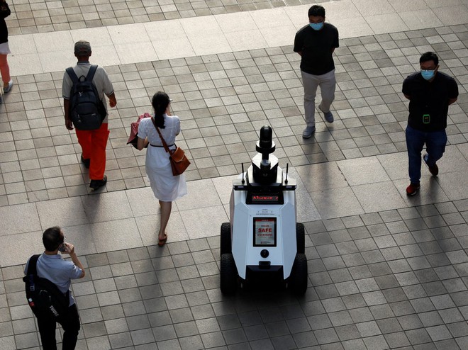 Singapore sử dụng robot để giám sát các hành vi không đúng mực tại nơi công cộng - Ảnh 3.