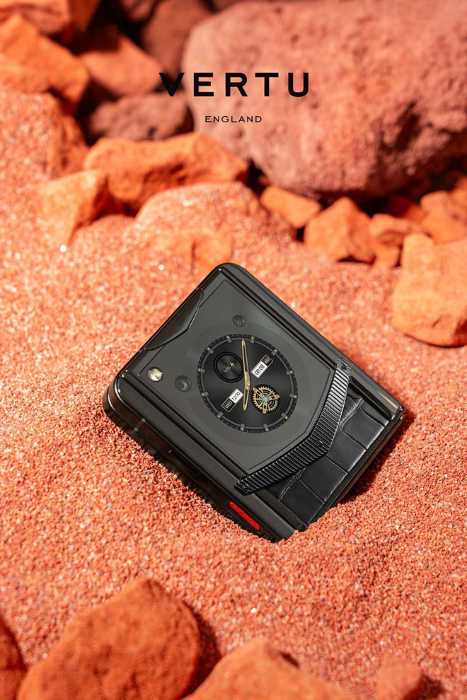 Vertu cũng có điện thoại gập: Cấu hình lỗi thời nhưng thiết kế siêu bền, 2 chip, 3 hệ điều hành bảo mật, giá cao nhất ngang Vinfast VF3- Ảnh 7. Vertu cũng có điện thoại gập: Cấu hình lỗi thời nhưng thiết kế siêu bền, 2 chip, 3 hệ điều hành bảo mật, giá cao nhất ngang Vinfast VF3- Ảnh 7.