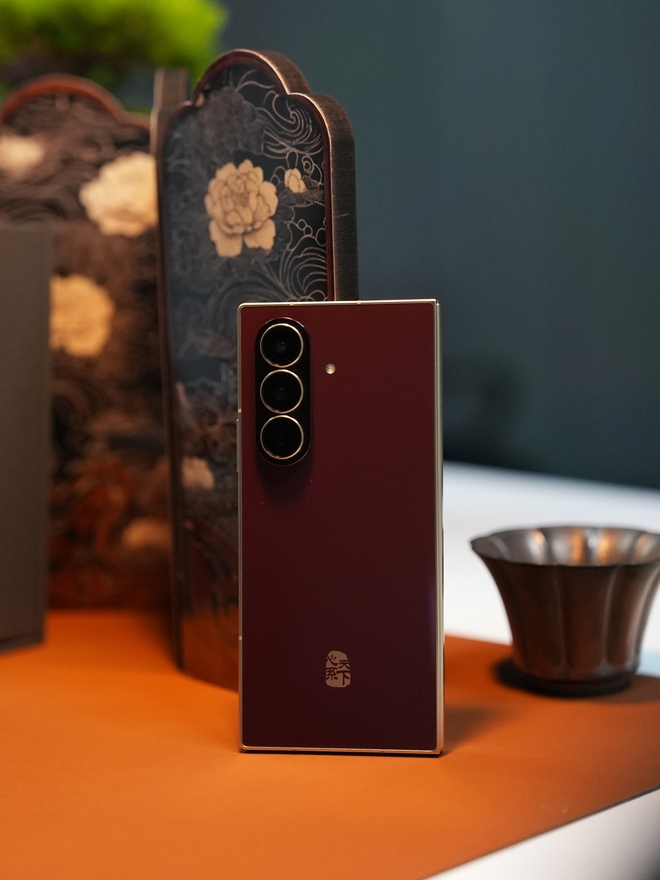 Galaxy Z Fold7 có bản dát vàng cực độc lạ, giá gần 64 triệu đồng nhưng chưa chắc bạn đã mua được- Ảnh 5. Galaxy Z Fold7 có bản dát vàng cực độc lạ, giá gần 64 triệu đồng nhưng chưa chắc bạn đã mua được- Ảnh 5.