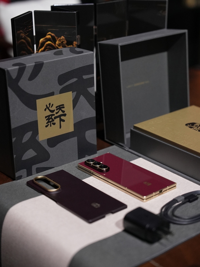 Galaxy Z Fold7 có bản dát vàng cực độc lạ, giá gần 64 triệu đồng nhưng chưa chắc bạn đã mua được- Ảnh 2. Galaxy Z Fold7 có bản dát vàng cực độc lạ, giá gần 64 triệu đồng nhưng chưa chắc bạn đã mua được- Ảnh 2.