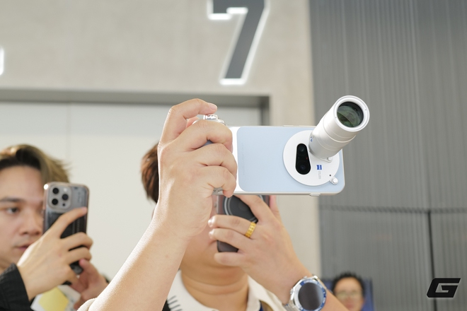 Trên tay vivo X300 và X300 Pro: Thiết kế vuông vắn, camera ZEISS cực xịn, có cả phụ kiện zoom siêu xa cho ai thích "bắn tỉa"- Ảnh 14.