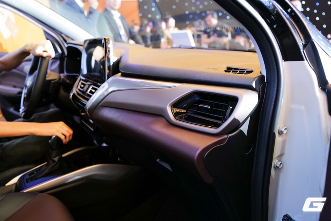 Suzuki Fronx ra mắt tại Việt Nam: SUV coupe đầu tiên của Suzuki, giá từ 520 triệu đồng, có bản hybrid và ADAS- Ảnh 11. Suzuki Fronx ra mắt tại Việt Nam: SUV coupe đầu tiên của Suzuki, giá từ 520 triệu đồng, có bản hybrid và ADAS- Ảnh 11.