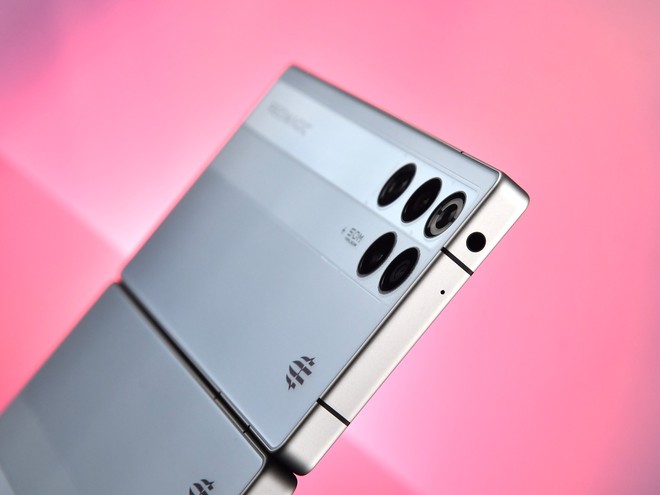 Ra mắt điện thoại chơi game cực xịn: Snapdragon 8 Elite Gen 5, quản tản nhiệt chủ động, pin khủng 8.000 mAh, giá từ 18,4 triệu đồng- Ảnh 4. Ra mắt điện thoại chơi game cực xịn: Snapdragon 8 Elite Gen 5, quản tản nhiệt chủ động, pin khủng 8.000 mAh, giá từ 18,4 triệu đồng- Ảnh 4.