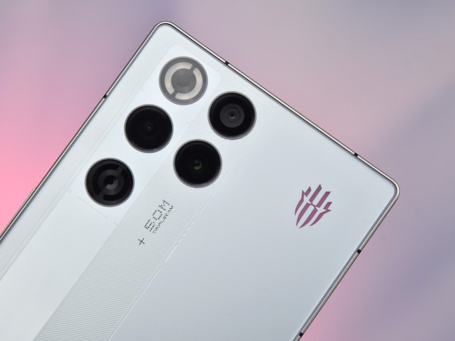 Ra mắt điện thoại chơi game cực xịn: Snapdragon 8 Elite Gen 5, quản tản nhiệt chủ động, pin khủng 8.000 mAh, giá từ 18,4 triệu đồng- Ảnh 7. Ra mắt điện thoại chơi game cực xịn: Snapdragon 8 Elite Gen 5, quản tản nhiệt chủ động, pin khủng 8.000 mAh, giá từ 18,4 triệu đồng- Ảnh 7.