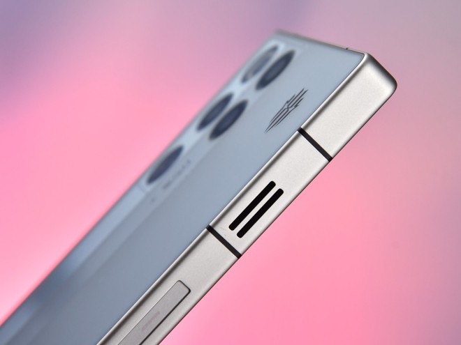 Ra mắt điện thoại chơi game cực xịn: Snapdragon 8 Elite Gen 5, quản tản nhiệt chủ động, pin khủng 8.000 mAh, giá từ 18,4 triệu đồng- Ảnh 5. Ra mắt điện thoại chơi game cực xịn: Snapdragon 8 Elite Gen 5, quản tản nhiệt chủ động, pin khủng 8.000 mAh, giá từ 18,4 triệu đồng- Ảnh 5.
