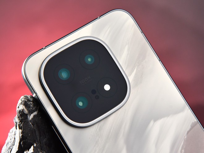 vivo vừa ra mắt điện thoại "xịn" hơn cả X300 nhưng giá lại rẻ hơn: Snapdragon 8 Elite Gen 5, mặt lưng đổi màu cực độc, pin 7.000mAh- Ảnh 4. vivo vừa ra mắt điện thoại "xịn" hơn cả X300 nhưng giá lại rẻ hơn: Snapdragon 8 Elite Gen 5, mặt lưng đổi màu cực độc, pin 7.000mAh- Ảnh 4.