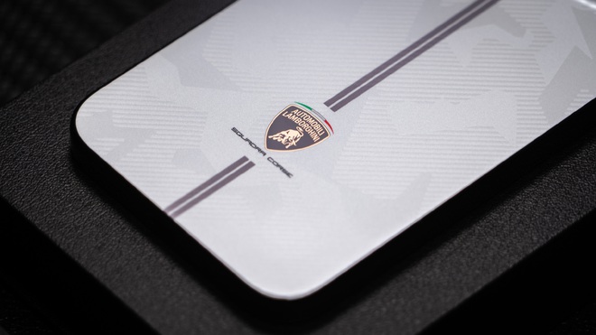 Ảnh thực tế điện thoại Lamborghini "Pro Max" của Xiaomi vừa ra mắt- Ảnh 12. Ảnh thực tế điện thoại Lamborghini "Pro Max" của Xiaomi vừa ra mắt- Ảnh 12.