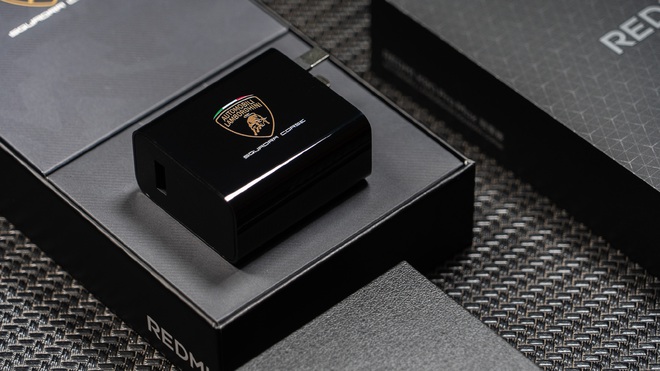 Ảnh thực tế điện thoại Lamborghini "Pro Max" của Xiaomi vừa ra mắt- Ảnh 10. Ảnh thực tế điện thoại Lamborghini "Pro Max" của Xiaomi vừa ra mắt- Ảnh 10.