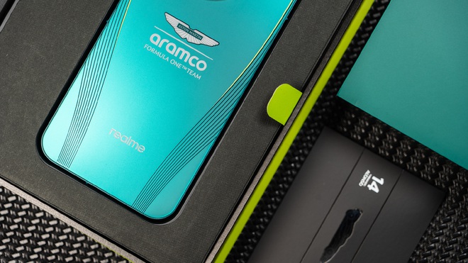 realme GT8 Pro có thêm bản Aston Martin giới hạn dành cho fan F1: Màu ngọc lam, nút nguồn neon, camera 200 "chấm", giá hơn 20 triệu đồng - Ảnh 4.