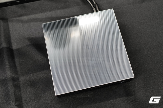 Cận cảnh chiếc máy tính để bàn siêu nhỏ gọn nhưng hiệu năng AI lên đến 1 petaFLOP - Ảnh 6.