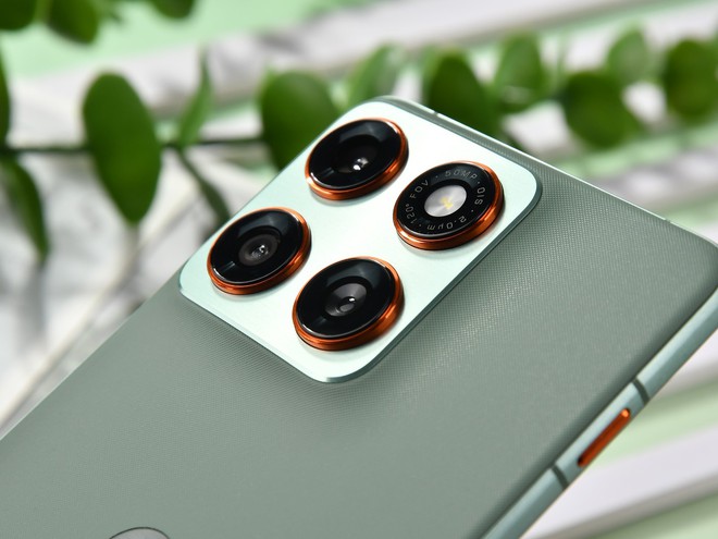 Đây là điện thoại siêu mỏng nhẹ của Motorola: Dùng chip Snapdragon, pin gấp rưỡi và camera "gấp đôi" iPhone Air nhưng giá chỉ bằng 1/4 - Ảnh 12.