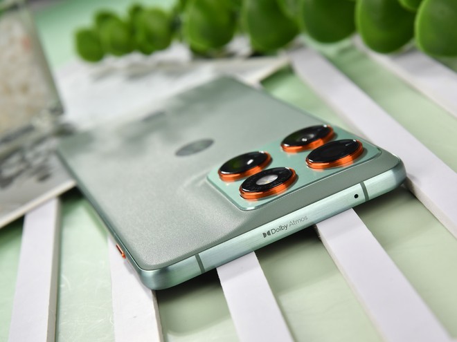 Đây là điện thoại siêu mỏng nhẹ của Motorola: Dùng chip Snapdragon, pin gấp rưỡi và camera "gấp đôi" iPhone Air nhưng giá chỉ bằng 1/4 - Ảnh 4.