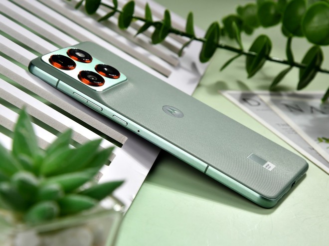 Đây là điện thoại siêu mỏng nhẹ của Motorola: Dùng chip Snapdragon, pin gấp rưỡi và camera "gấp đôi" iPhone Air nhưng giá chỉ bằng 1/4 - Ảnh 2.