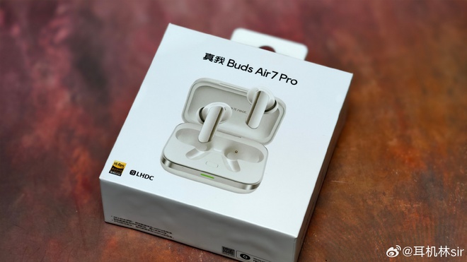realme ra mắt tai nghe chống ồn "xịn" hơn AirPods Pro, có tính năng dịch thời gian thực, pin 48 giờ, giá chỉ 1,59 triệu đồng- Ảnh 14. realme ra mắt tai nghe chống ồn "xịn" hơn AirPods Pro, có tính năng dịch thời gian thực, pin 48 giờ, giá chỉ 1,59 triệu đồng- Ảnh 14.