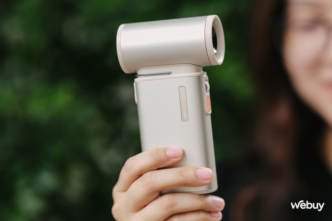 Ngày thành viên săn Shopee sale quạt cầm tay nhỏ gọn, thiết kế đẹp, tích hợp cả sò lạnh, pin dùng cả ngày mà giá chỉ từ 200.000 đồng- Ảnh 5. Ngày thành viên săn Shopee sale quạt cầm tay nhỏ gọn, thiết kế đẹp, tích hợp cả sò lạnh, pin dùng cả ngày mà giá chỉ từ 200.000 đồng- Ảnh 5.