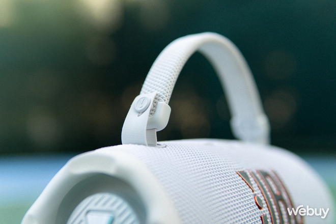Dùng thử JBL Flip 7 và Charge 6: Âm thanh tùy biến sâu, pin “trâu” hơn, thêm AuraCast, chống nước/rơi vỡ, phát nhạc lossless, giá từ 3.59 triệu- Ảnh 9. Dùng thử JBL Flip 7 và Charge 6: Âm thanh tùy biến sâu, pin “trâu” hơn, thêm AuraCast, chống nước/rơi vỡ, phát nhạc lossless, giá từ 3.59 triệu- Ảnh 9.