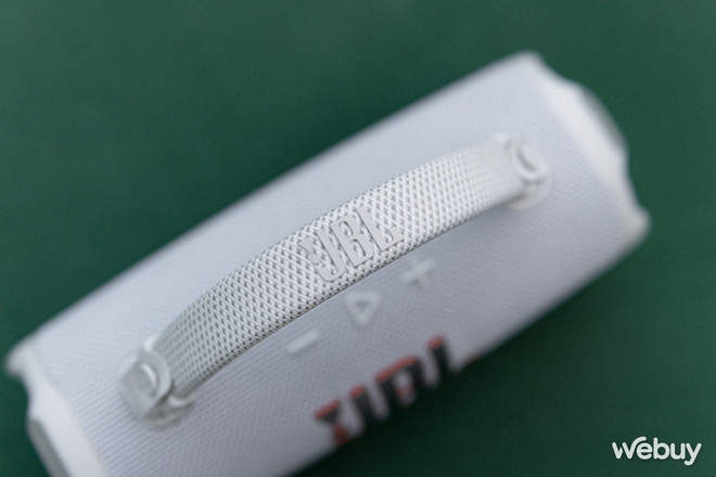 Dùng thử JBL Flip 7 và Charge 6: Âm thanh tùy biến sâu, pin “trâu” hơn, thêm AuraCast, chống nước/rơi vỡ, phát nhạc lossless, giá từ 3.59 triệu- Ảnh 11. Dùng thử JBL Flip 7 và Charge 6: Âm thanh tùy biến sâu, pin “trâu” hơn, thêm AuraCast, chống nước/rơi vỡ, phát nhạc lossless, giá từ 3.59 triệu- Ảnh 11.