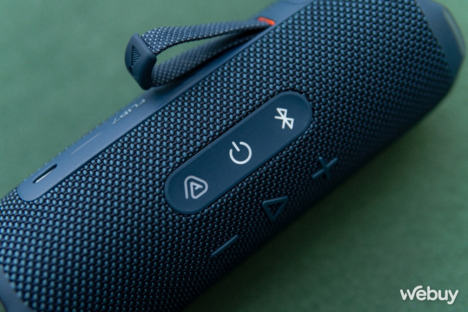 Dùng thử JBL Flip 7 và Charge 6: Âm thanh tùy biến sâu, pin “trâu” hơn, thêm AuraCast, chống nước/rơi vỡ, phát nhạc lossless, giá từ 3.59 triệu- Ảnh 4. Dùng thử JBL Flip 7 và Charge 6: Âm thanh tùy biến sâu, pin “trâu” hơn, thêm AuraCast, chống nước/rơi vỡ, phát nhạc lossless, giá từ 3.59 triệu- Ảnh 4.