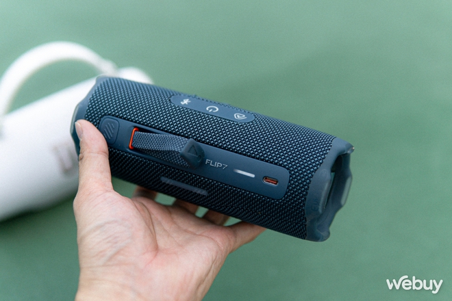 Dùng thử JBL Flip 7 và Charge 6: Âm thanh tùy biến sâu, pin “trâu” hơn, thêm AuraCast, chống nước/rơi vỡ, phát nhạc lossless, giá từ 3.59 triệu- Ảnh 3. Dùng thử JBL Flip 7 và Charge 6: Âm thanh tùy biến sâu, pin “trâu” hơn, thêm AuraCast, chống nước/rơi vỡ, phát nhạc lossless, giá từ 3.59 triệu- Ảnh 3.