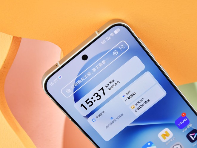 Cận cảnh điện thoại "sặc sỡ" của vivo sắp ra mắt: Chip Dimensity 9400e, màn hình nhỏ 6,3 inch nhưng pin khủng 6.500mAh, camera 50MP- Ảnh 3. Cận cảnh điện thoại "sặc sỡ" của vivo sắp ra mắt: Chip Dimensity 9400e, màn hình nhỏ 6,3 inch nhưng pin khủng 6.500mAh, camera 50MP- Ảnh 3.