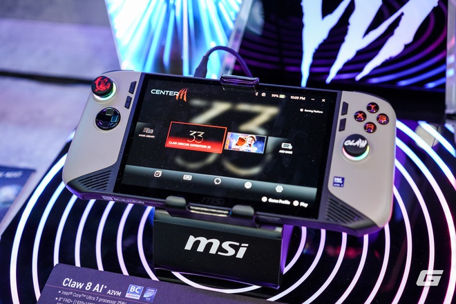 MSI Claw 8 AI+ Polar Tempest: Tay cầm gaming phủ UV trắng tinh khôi, đẹp như đồ sưu tầm, cấu hình cân "mượt" game AAA- Ảnh 4. MSI Claw 8 AI+ Polar Tempest: Tay cầm gaming phủ UV trắng tinh khôi, đẹp như đồ sưu tầm, cấu hình cân "mượt" game AAA- Ảnh 4.