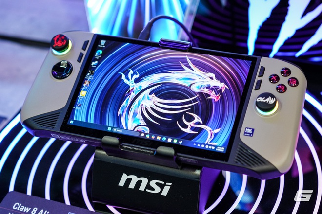 MSI Claw 8 AI+ Polar Tempest: Tay cầm gaming phủ UV trắng tinh khôi, đẹp như đồ sưu tầm, cấu hình cân "mượt" game AAA- Ảnh 6. MSI Claw 8 AI+ Polar Tempest: Tay cầm gaming phủ UV trắng tinh khôi, đẹp như đồ sưu tầm, cấu hình cân "mượt" game AAA- Ảnh 6.