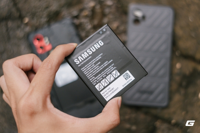 Tôi dùng thử smartphone siêu bền của Samsung: Drop-test trên sàn bê tông, ngâm nước đá,... điện thoại của bạn có làm được?- Ảnh 16. Tôi dùng thử smartphone siêu bền của Samsung: Drop-test trên sàn bê tông, ngâm nước đá,... điện thoại của bạn có làm được?- Ảnh 16.
