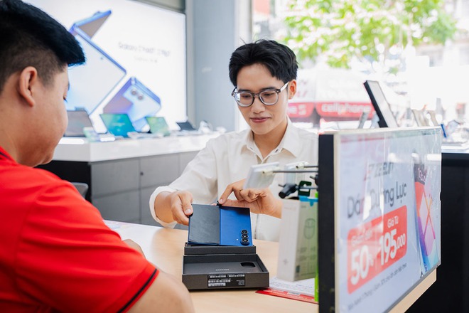 Điện thoại gập không còn là "đồ chơi nhà giàu": Galaxy Z Fold7 và Flip7 khiến người Việt chịu chi hơn bao giờ hết, xếp hàng từ tận 7 giờ sáng để mua máy mới- Ảnh 3.