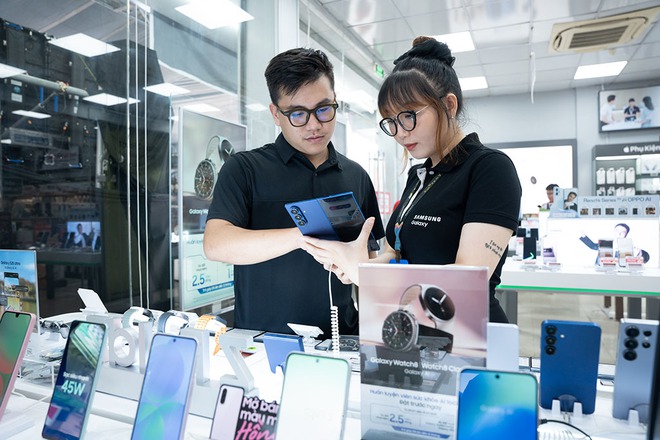 Điện thoại gập không còn là "đồ chơi nhà giàu": Galaxy Z Fold7 và Flip7 khiến người Việt chịu chi hơn bao giờ hết, xếp hàng từ tận 7 giờ sáng để mua máy mới- Ảnh 4.
