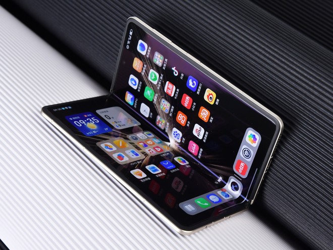 iPhone gập mà không mỏng được như này thì không đáng để mua- Ảnh 3.