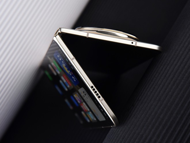 iPhone gập mà không mỏng được như này thì không đáng để mua- Ảnh 2.