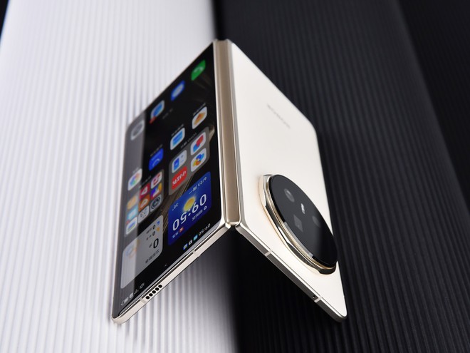 iPhone gập mà không mỏng được như này thì không đáng để mua- Ảnh 4.