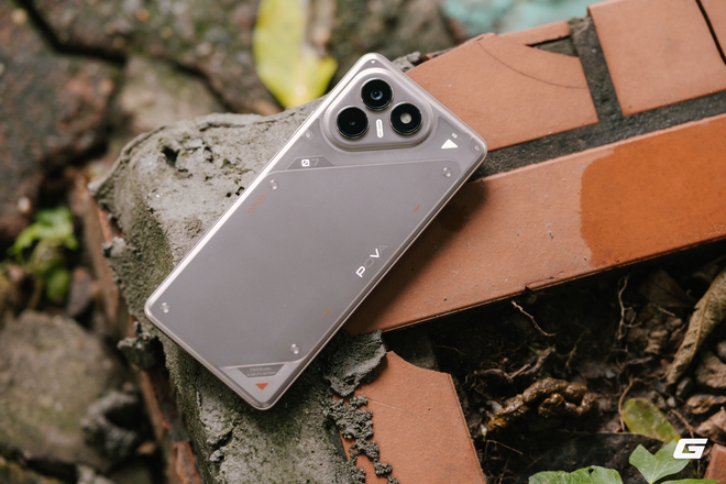Trên tay điện thoại giá chỉ hơn 3 triệu đồng nhưng thiết kế độc lạ, pin 7.000mAh, chơi mượt PUBG Mobile- Ảnh 3. Trên tay điện thoại giá chỉ hơn 3 triệu đồng nhưng thiết kế độc lạ, pin 7.000mAh, chơi mượt PUBG Mobile- Ảnh 3.