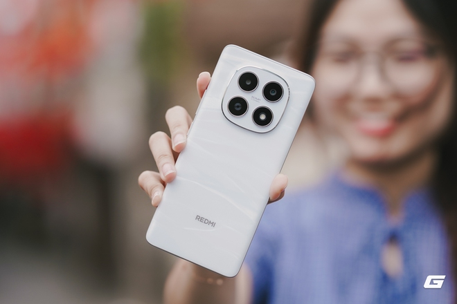 Trên tay Xiaomi Redmi Note 15 5G vừa ra mắt: Giá chỉ hơn 3 triệu đồng nhưng có thiết kế mỏng nhẹ, chip Snapdragon, pin 5.800mAh- Ảnh 2. Trên tay Xiaomi Redmi Note 15 5G vừa ra mắt: Giá chỉ hơn 3 triệu đồng nhưng có thiết kế mỏng nhẹ, chip Snapdragon, pin 5.800mAh- Ảnh 2.