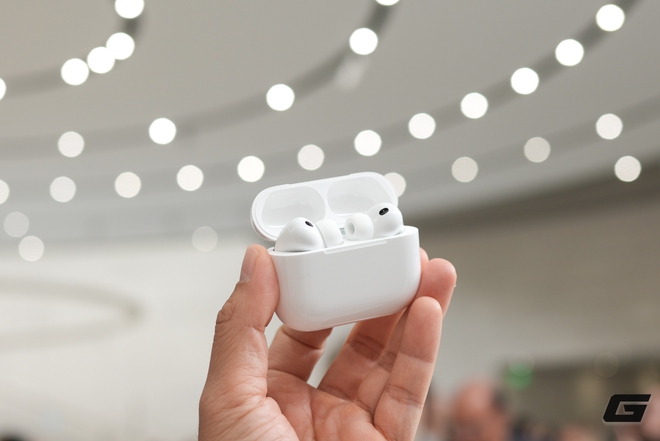 Trên tay sớm AirPods Pro 3: Thiết kế nhỏ gọn hơn, có cảm biến nhịp tim, dịch trực tiếp và chống ồn “đỉnh nhất thế giới”- Ảnh 4.
