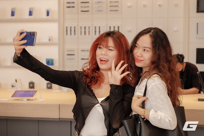 Không khí ngày mở bán Galaxy S25 FE tại Việt Nam: Người dùng trẻ háo hức trải nghiệm công nghệ mới với mức giá vừa tầm- Ảnh 13.