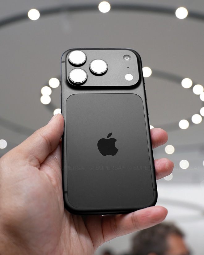 Nếu iPhone 17 Pro có màu đen thì trông sẽ như thế này, iFan chỉ biết thốt lên "Quá đẹp"!- Ảnh 3. Nếu iPhone 17 Pro có màu đen thì trông sẽ như thế này, iFan chỉ biết thốt lên "Quá đẹp"!- Ảnh 3.