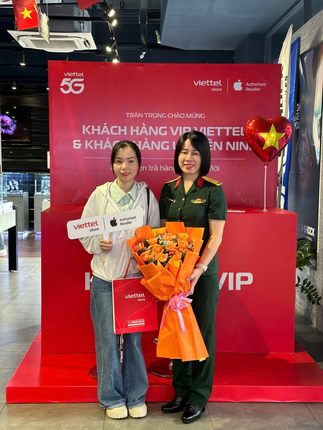 Độc lạ ngày mở bán iPhone 17: Đích thân ban lãnh đạo một hệ thống bán lẻ trực tiếp trao tận tay iPhone mới cho khách hàng- Ảnh 3.