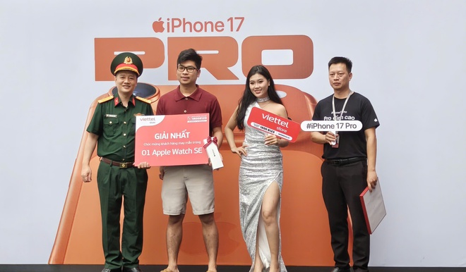 Độc lạ ngày mở bán iPhone 17: Đích thân ban lãnh đạo một hệ thống bán lẻ trực tiếp trao tận tay iPhone mới cho khách hàng- Ảnh 4.