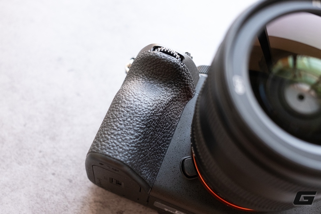 Tr&ecirc;n tay v&agrave; trải nghiệm nhanh Sony A7 V: Khi d&ograve;ng A7 "quốc d&acirc;n" chạm ngưỡng cao cấp - Ảnh 3.