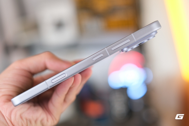 Tr&ecirc;n tay điện thoại pin 10.000mAh - Ảnh 12.