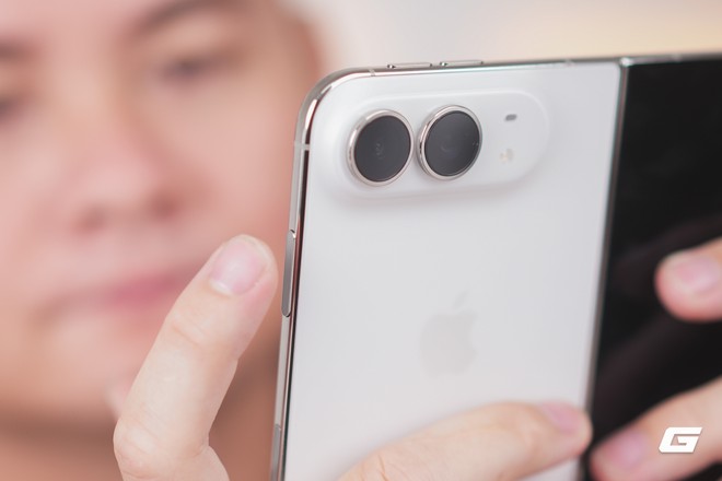 Tr&ecirc;n tay iPhone Duo bản thương mại ch&iacute;nh h&atilde;ng: Nếp gấp r&otilde; dần, gi&aacute; từ 64,99 triệu đồng - Ảnh 12.