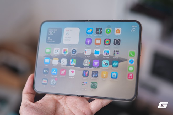 Tr&ecirc;n tay iPhone Duo bản thương mại ch&iacute;nh h&atilde;ng: Nếp gấp r&otilde; dần, gi&aacute; từ 64,99 triệu đồng - Ảnh 6.