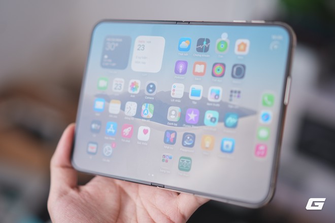 Tr&ecirc;n tay iPhone Duo bản thương mại ch&iacute;nh h&atilde;ng: Nếp gấp r&otilde; dần, gi&aacute; từ 64,99 triệu đồng - Ảnh 5.