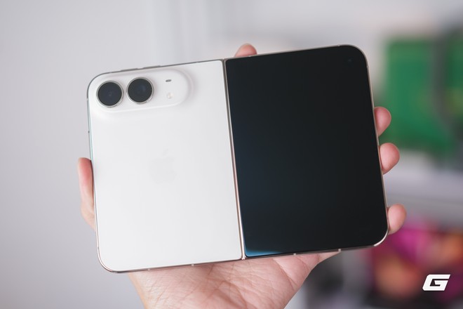 Tr&ecirc;n tay iPhone Duo bản thương mại ch&iacute;nh h&atilde;ng: Nếp gấp r&otilde; dần, gi&aacute; từ 64,99 triệu đồng - Ảnh 11.